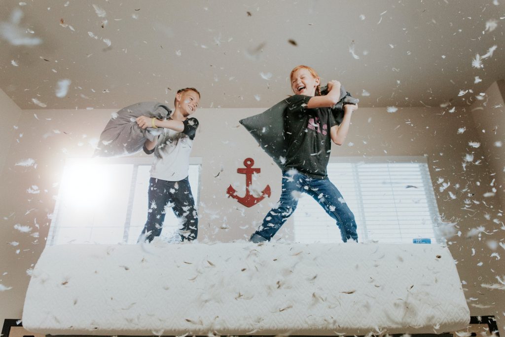 children play pillow war