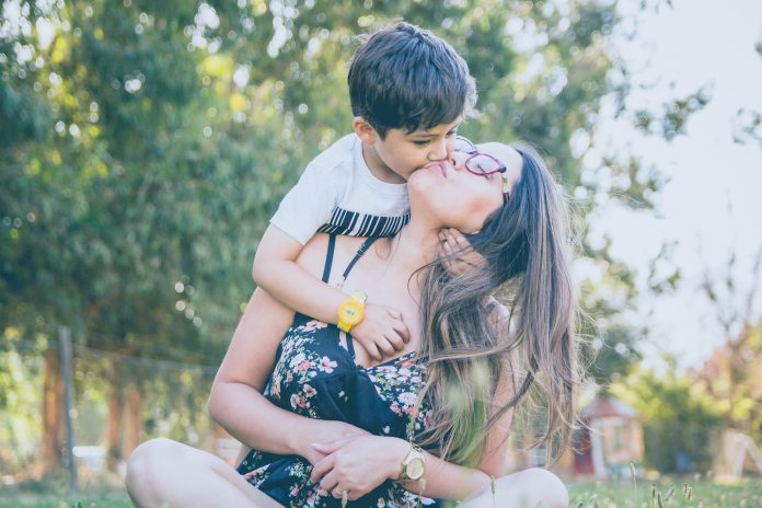 mom kids kiss