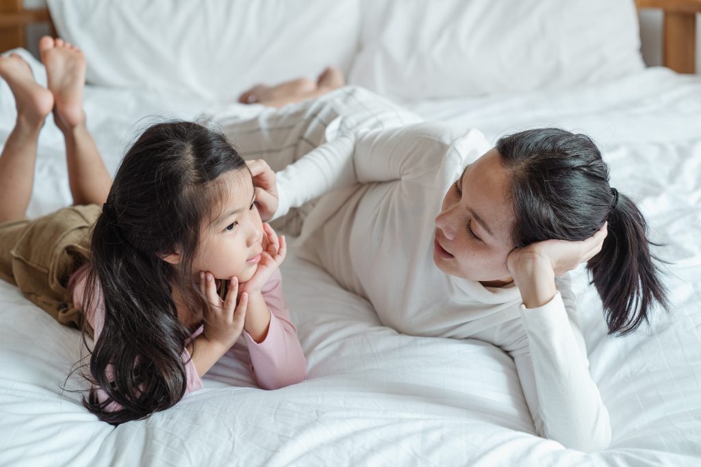 kids mom anak perempuna pillow talk