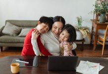 Sukses Menjadi Wanita Karir dengan Tetap Akrab Bersama Anak wanita karir happy family