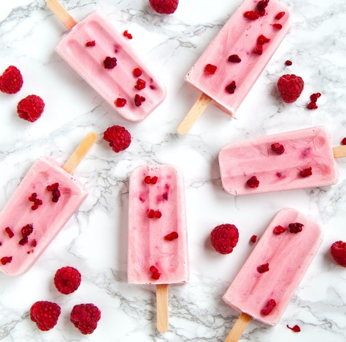 snack buah strawberry ice cream
