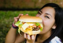 Pengaruh Makanan Cepat Saji Pada Ibu Hamil Dan Tumbuh Kembang Janin makanan cepat saji pregnant women eat burger happily