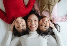 ibu bahagia bersama anak