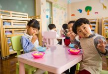 Sebelum Memilih Daycare Untuk Anak, Kenali Dahulu Serba-serbinya kids activity in daycare