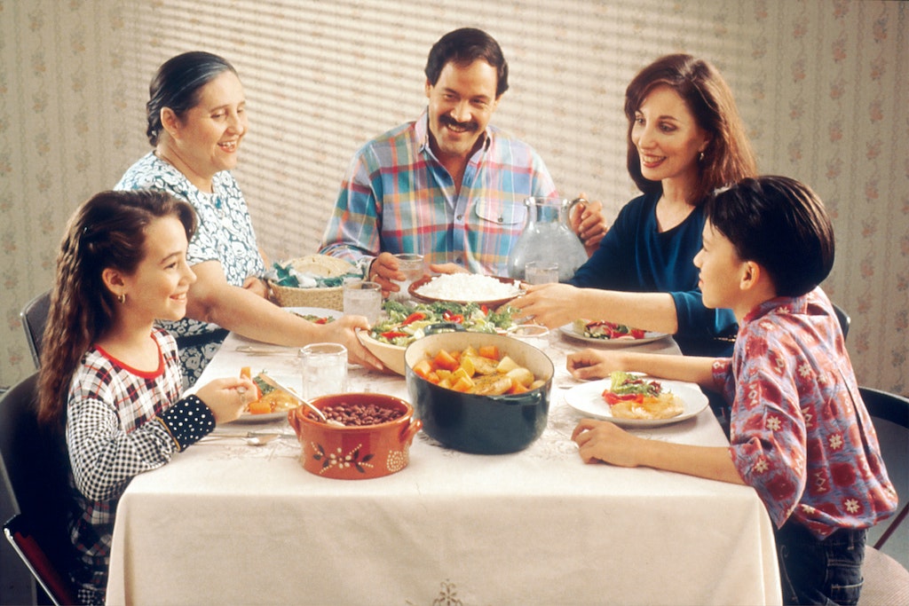 family eating meal makanan instan