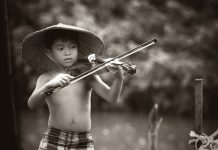 Belajar Nilai Kebaikan dari Lagu Anak Tradisional small boy playing biola