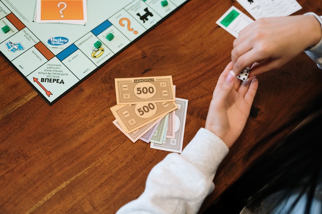 playing monopoli game
