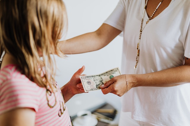 Parents give little girl money